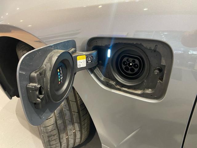 BMW Serie 3 320e color Gris. Año 2024. 150KW(204CV). Híbrido Electro/Gasolina. En concesionario Automotor Costa, S.L.U. de Almería