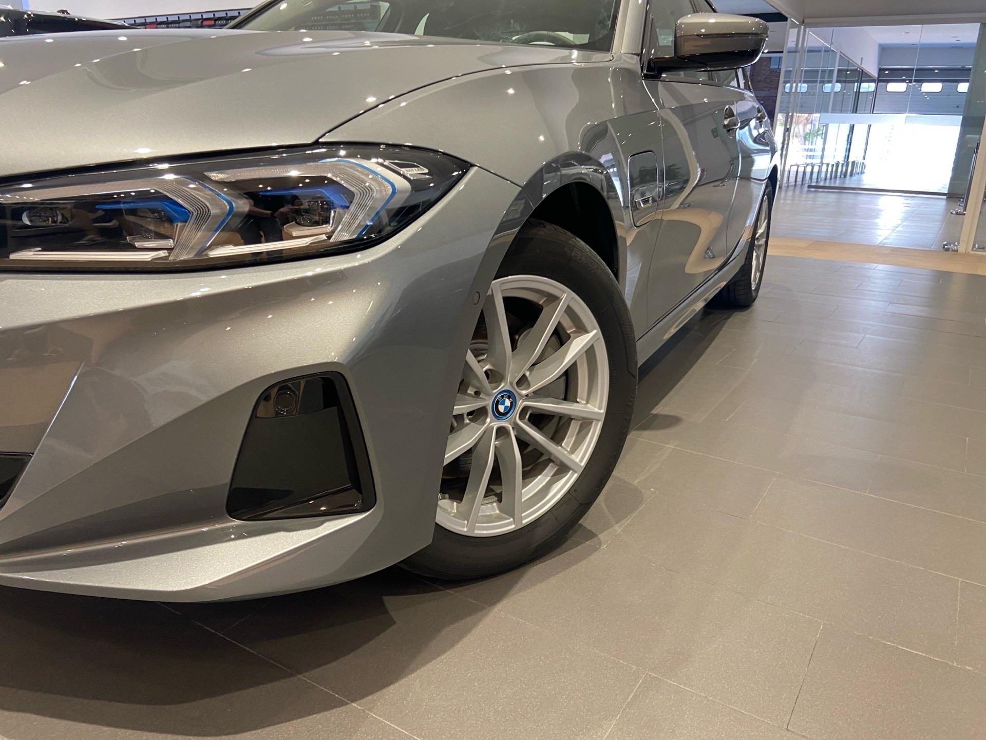 BMW Serie 3 320e color Gris. Año 2024. 150KW(204CV). Híbrido Electro/Gasolina. En concesionario Automotor Costa, S.L.U. de Almería