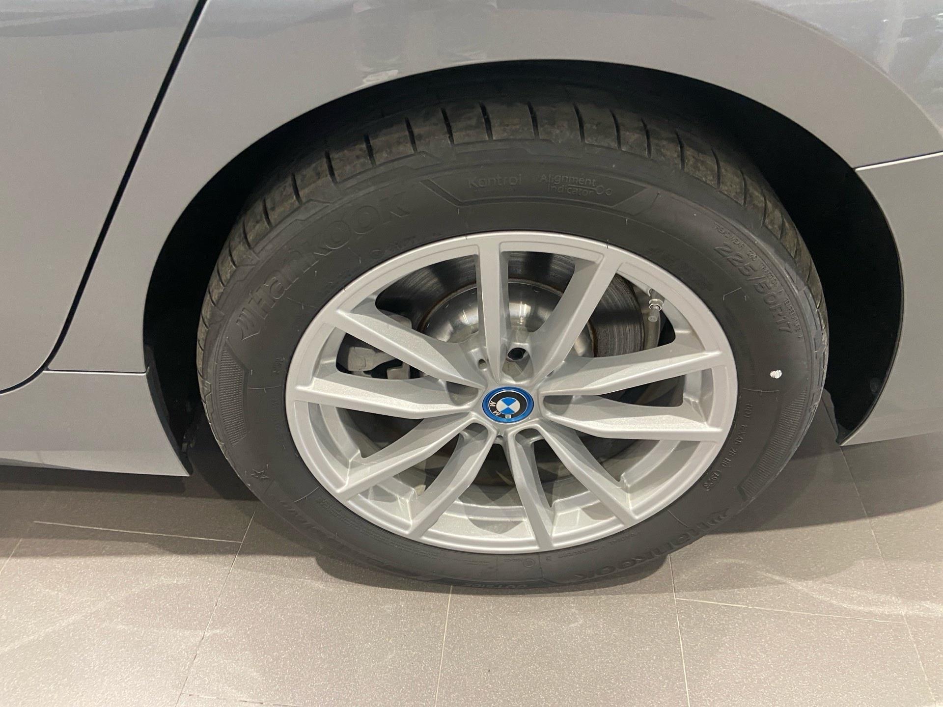BMW Serie 3 320e color Gris. Año 2024. 150KW(204CV). Híbrido Electro/Gasolina. En concesionario Automotor Costa, S.L.U. de Almería