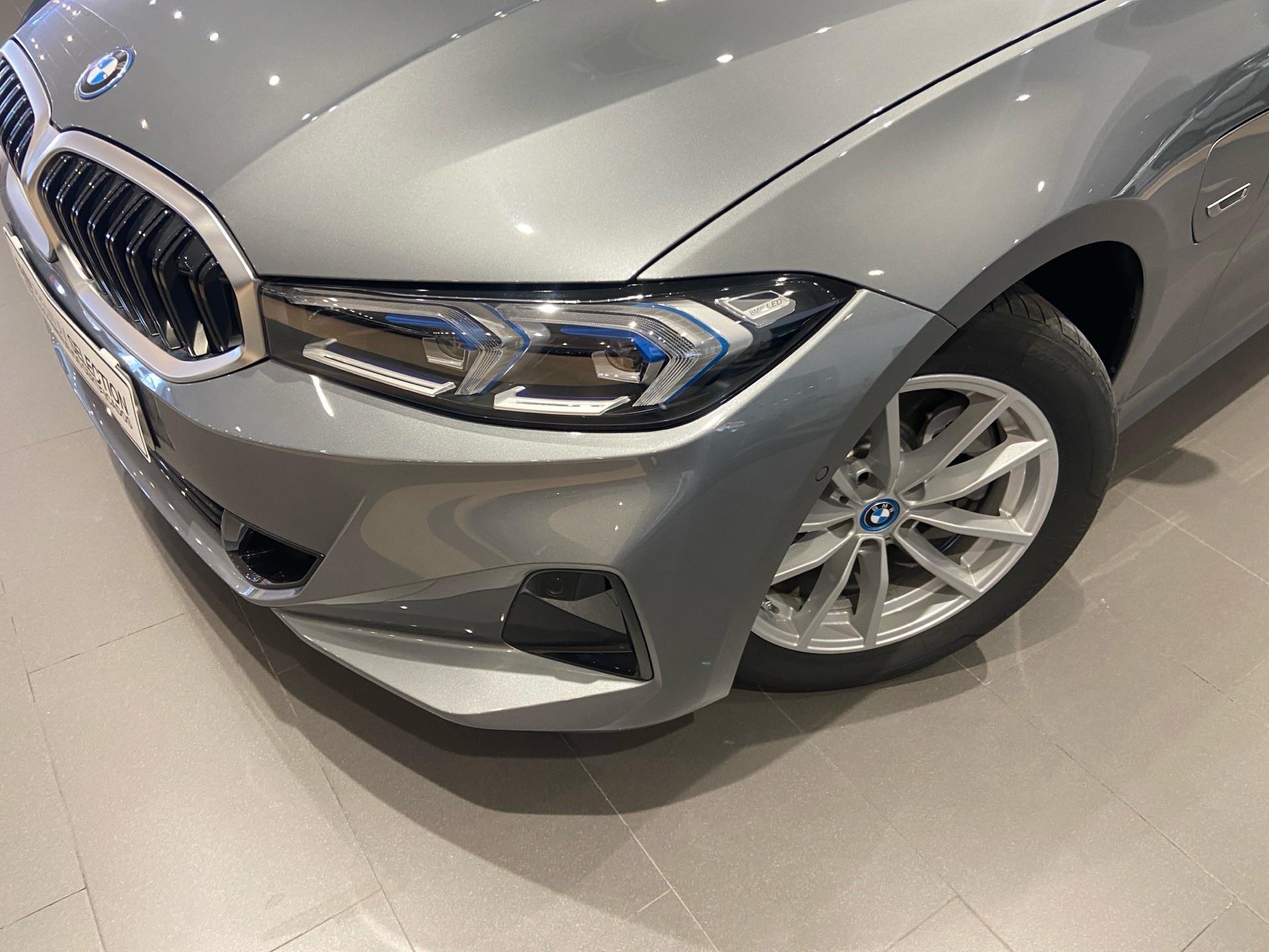 BMW Serie 3 320e color Gris. Año 2024. 150KW(204CV). Híbrido Electro/Gasolina. En concesionario Automotor Costa, S.L.U. de Almería