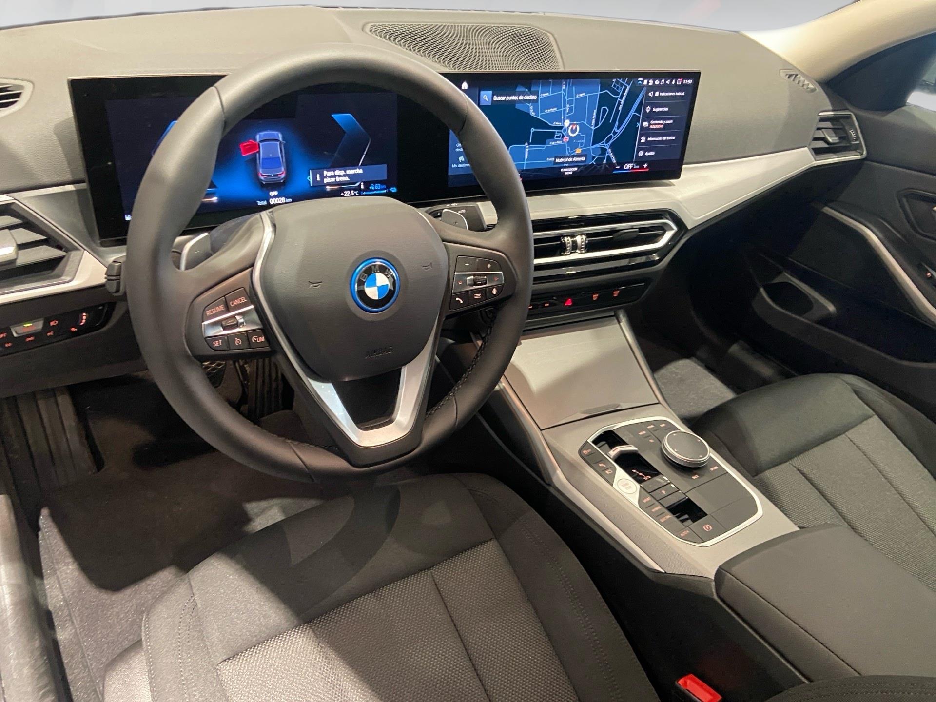 BMW Serie 3 320e color Gris. Año 2024. 150KW(204CV). Híbrido Electro/Gasolina. En concesionario Automotor Costa, S.L.U. de Almería