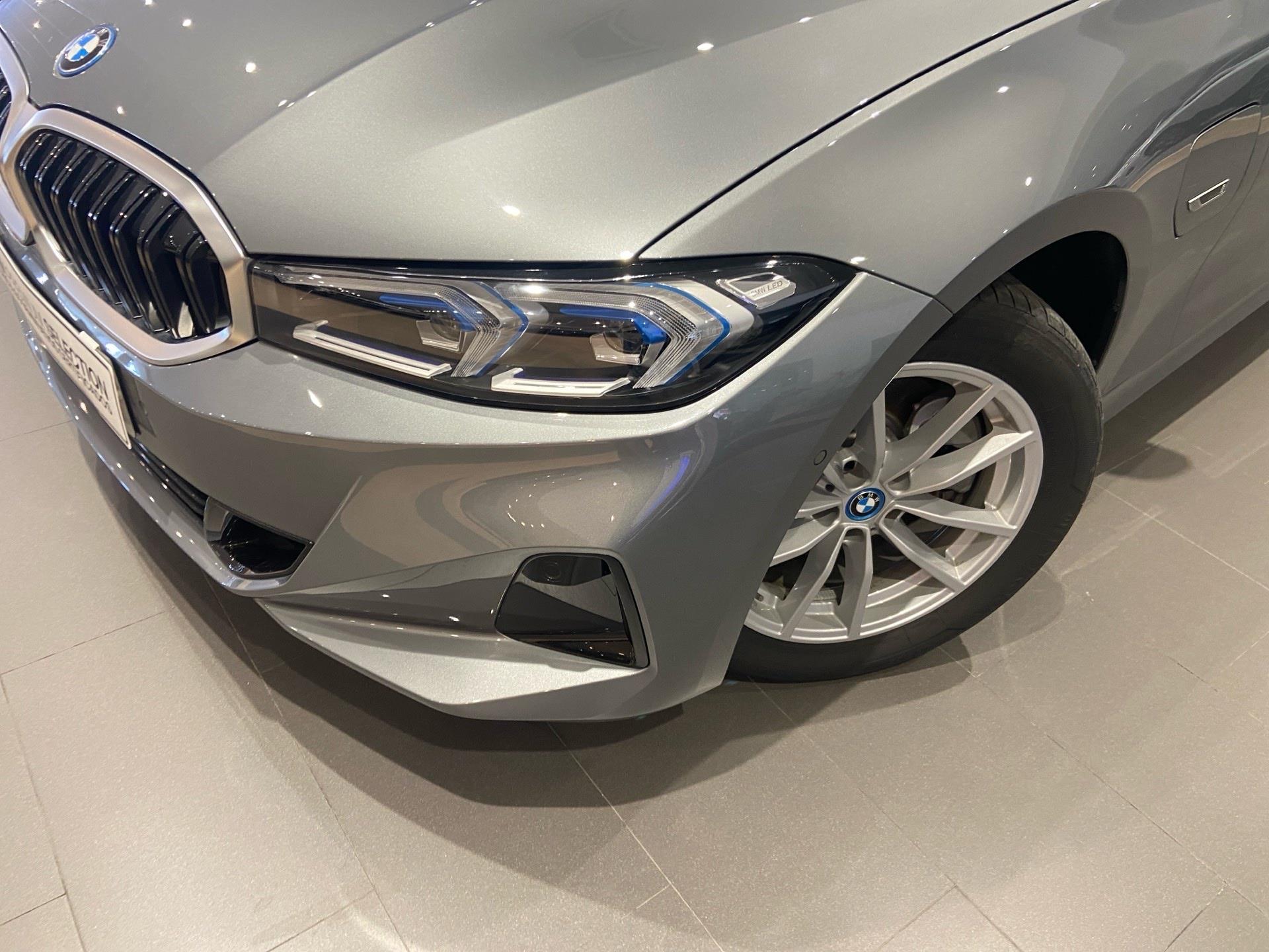 BMW Serie 3 320e color Gris. Año 2024. 150KW(204CV). Híbrido Electro/Gasolina. En concesionario Automotor Costa, S.L.U. de Almería