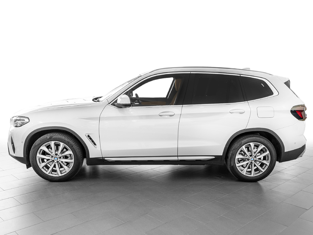 BMW X3 xDrive20d color Blanco. Año 2023. 140KW(190CV). Diésel. En concesionario Caetano Cuzco, Alcalá de Madrid