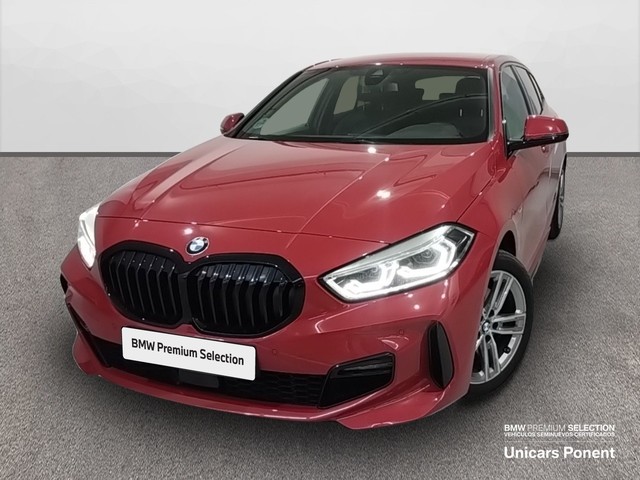 BMW Serie 1 118d color Rojo. Año 2024. 110KW(150CV). Diésel. En concesionario Unicars Ponent de Lleida