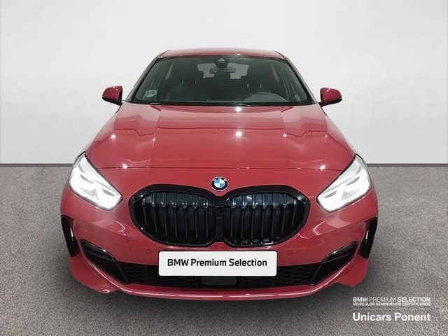 BMW Serie 1 118d color Rojo. Año 2024. 110KW(150CV). Diésel. En concesionario Unicars Ponent de Lleida