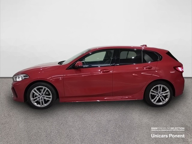 BMW Serie 1 118d color Rojo. Año 2024. 110KW(150CV). Diésel. En concesionario Unicars Ponent de Lleida