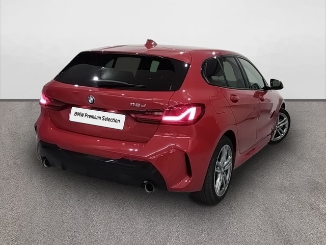 BMW Serie 1 118d color Rojo. Año 2024. 110KW(150CV). Diésel. En concesionario Unicars Ponent de Lleida