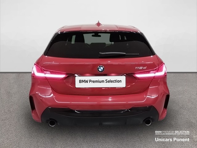 BMW Serie 1 118d color Rojo. Año 2024. 110KW(150CV). Diésel. En concesionario Unicars Ponent de Lleida