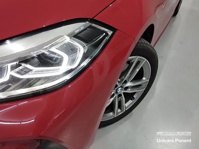 BMW Serie 1 118d color Rojo. Año 2024. 110KW(150CV). Diésel. En concesionario Unicars Ponent de Lleida