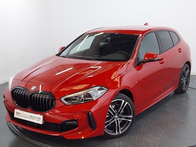 BMW Serie 1 118i color Rojo. Año 2024. 103KW(140CV). Gasolina. En concesionario Proa Premium Palma de Baleares