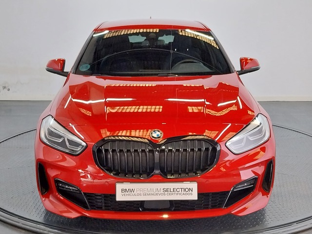 BMW Serie 1 118i color Rojo. Año 2024. 103KW(140CV). Gasolina. En concesionario Proa Premium Palma de Baleares