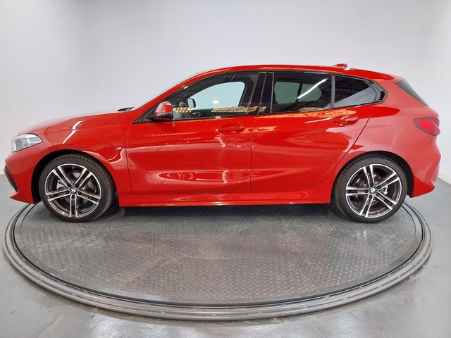 BMW Serie 1 118i color Rojo. Año 2024. 103KW(140CV). Gasolina. En concesionario Proa Premium Palma de Baleares