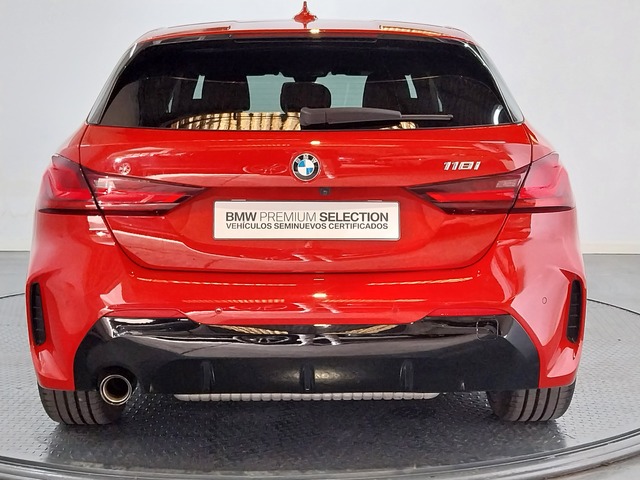 BMW Serie 1 118i color Rojo. Año 2024. 103KW(140CV). Gasolina. En concesionario Proa Premium Palma de Baleares