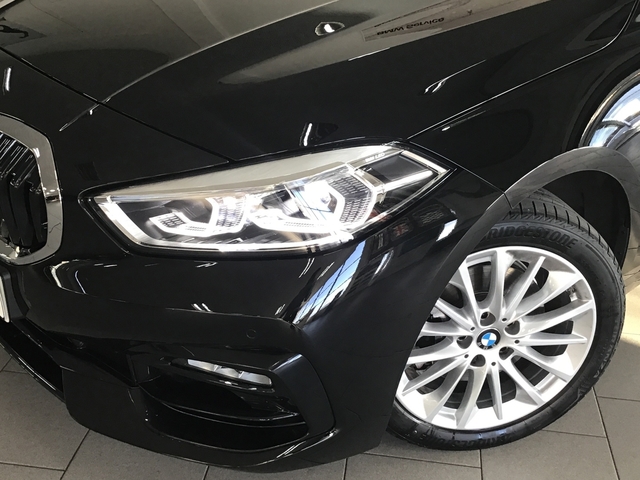 BMW Serie 1 118i color Negro. Año 2019. 103KW(140CV). Gasolina. En concesionario Novomóvil Oleiros de Coruña