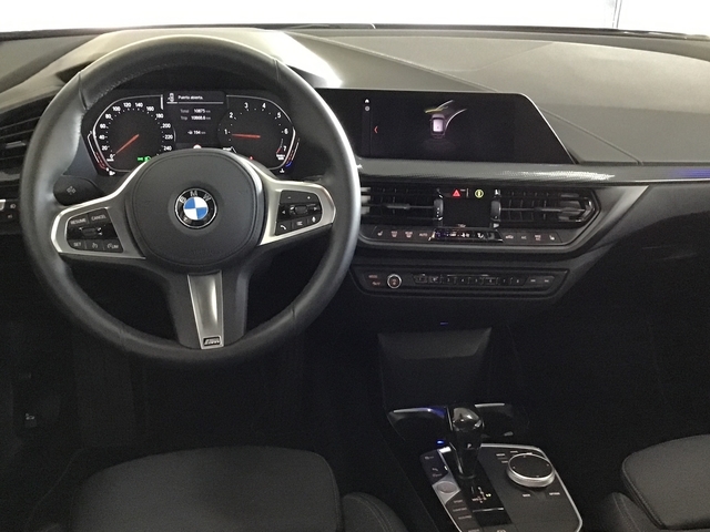 BMW Serie 1 118i color Negro. Año 2019. 103KW(140CV). Gasolina. En concesionario Novomóvil Oleiros de Coruña