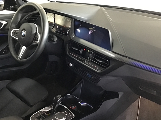 BMW Serie 1 118i color Negro. Año 2019. 103KW(140CV). Gasolina. En concesionario Novomóvil Oleiros de Coruña
