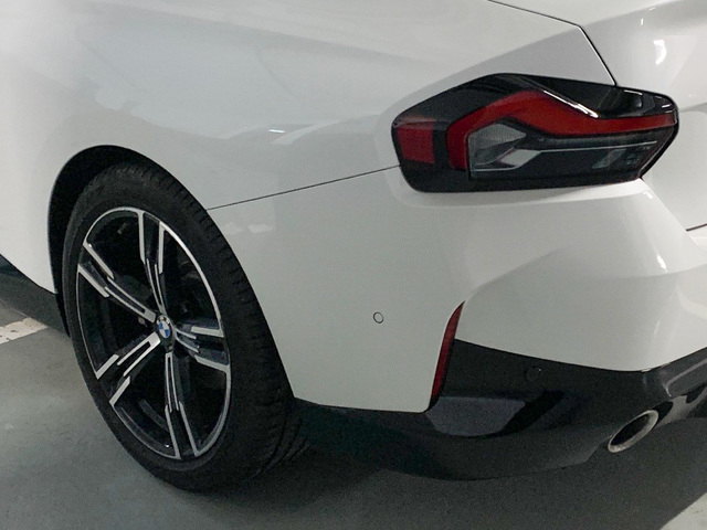 BMW Serie 2 220d Coupe color Blanco. Año 2023. 140KW(190CV). Diésel. En concesionario Celtamotor Vigo de Pontevedra