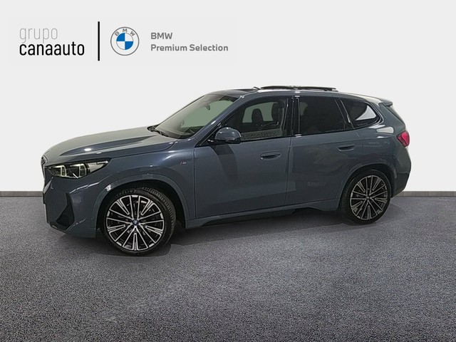 BMW iX1 xDrive30 color Gris. Año 2023. 230KW(313CV). Eléctrico. En concesionario CANAAUTO - TACO de Sta. C. Tenerife