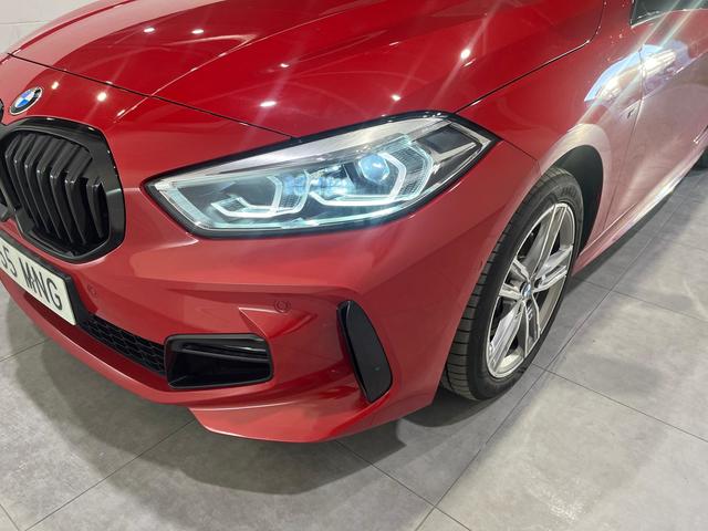 BMW Serie 1 118d color Rojo. Año 2024. 110KW(150CV). Diésel. En concesionario MOTOR MUNICH S.A.U  - Terrassa de Barcelona