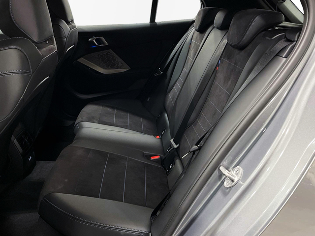 BMW Serie 1 120i color Gris. Año 2024. 125KW(170CV). Gasolina. En concesionario BMW Marcos Automoción de Valencia