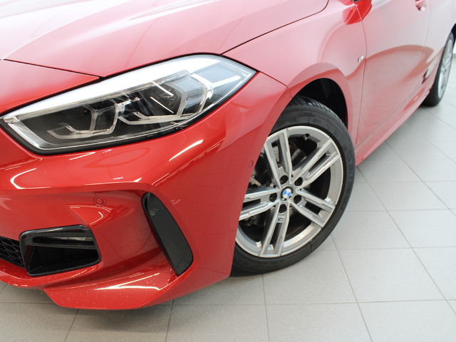 BMW Serie 1 118d color Rojo. Año 2024. 110KW(150CV). Diésel. En concesionario Augusta Aragon S.A. de Zaragoza