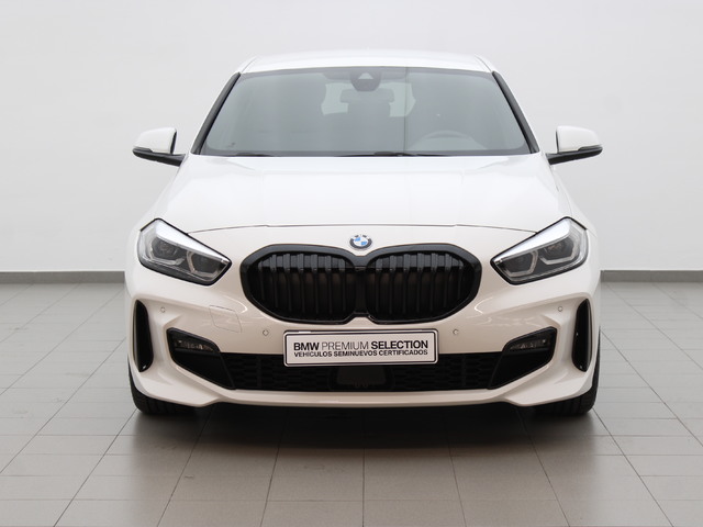 BMW Serie 1 118d color Blanco. Año 2024. 110KW(150CV). Diésel. En concesionario Augusta Aragon S.A. de Zaragoza