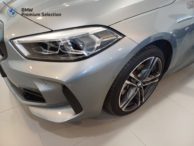 BMW Serie 1 118i color Gris. Año 2024. 103KW(140CV). Gasolina. En concesionario Marmotor de Las Palmas