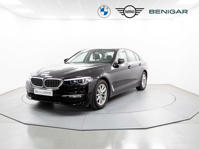 BMW Serie 5 520d color Negro. Año 2018. 140KW(190CV). Diésel. En concesionario Móvil Begar Alicante de Alicante