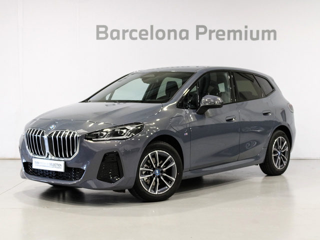 BMW Serie 2 225e Active Tourer color Gris. Año 2024. 180KW(245CV). Híbrido Electro/Gasolina. En concesionario Barcelona Premium -- GRAN VIA de Barcelona