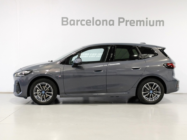 BMW Serie 2 225e Active Tourer color Gris. Año 2024. 180KW(245CV). Híbrido Electro/Gasolina. En concesionario Barcelona Premium -- GRAN VIA de Barcelona