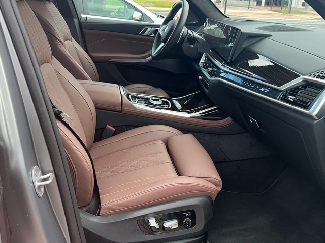 BMW X7 xDrive40d color Gris. Año 2024. 259KW(352CV). Diésel. En concesionario Murcia Premium S.L. AV DEL ROCIO de Murcia
