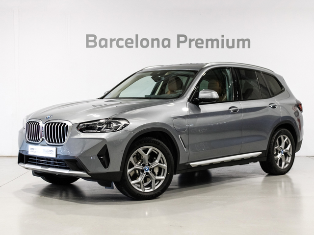 BMW X3 xDrive30e color Gris. Año 2024. 215KW(292CV). Híbrido Electro/Gasolina. En concesionario Barcelona Premium -- GRAN VIA de Barcelona