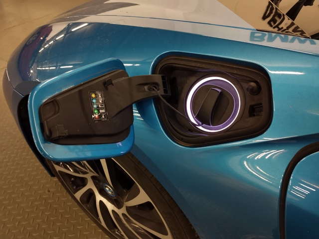 BMW i8 i8 Coupe color Azul. Año 2018. 266KW(362CV). Híbrido Electro/Gasolina. En concesionario Autoberón de La Rioja