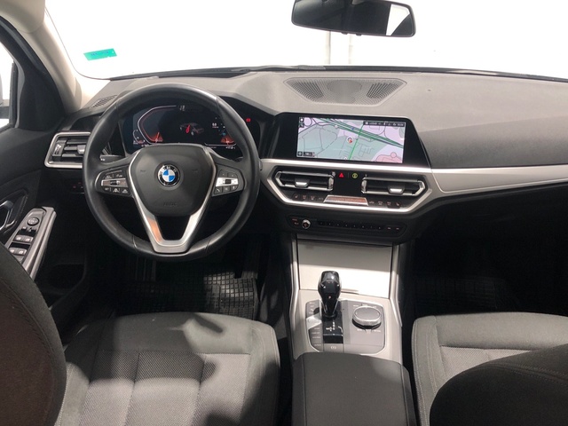 BMW Serie 3 320d color Gris Plata. Año 2019. 140KW(190CV). Diésel. En concesionario Auto Premier, S.A. - MADRID de Madrid