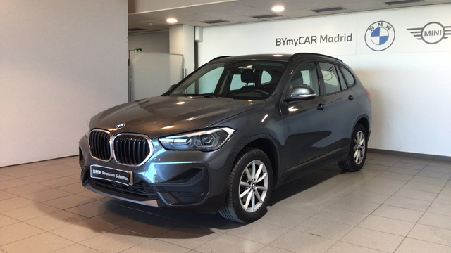 BMW X1 sDrive18i color Gris. Año 2021. 103KW(140CV). Gasolina. En concesionario BYmyCAR Madrid - Alcalá de Madrid