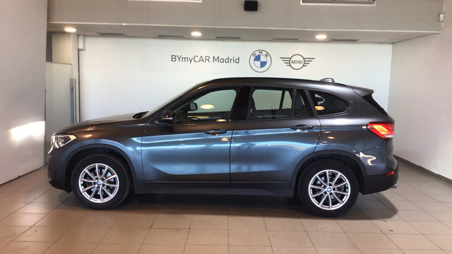 BMW X1 sDrive18i color Gris. Año 2021. 103KW(140CV). Gasolina. En concesionario BYmyCAR Madrid - Alcalá de Madrid