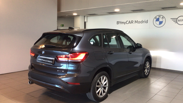 BMW X1 sDrive18i color Gris. Año 2021. 103KW(140CV). Gasolina. En concesionario BYmyCAR Madrid - Alcalá de Madrid