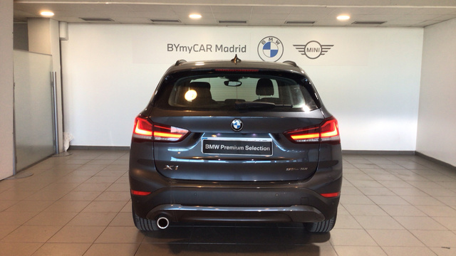 BMW X1 sDrive18i color Gris. Año 2021. 103KW(140CV). Gasolina. En concesionario BYmyCAR Madrid - Alcalá de Madrid