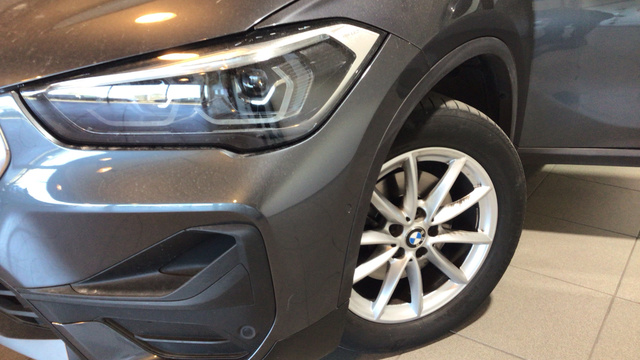 BMW X1 sDrive18i color Gris. Año 2021. 103KW(140CV). Gasolina. En concesionario BYmyCAR Madrid - Alcalá de Madrid