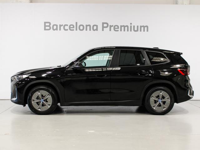 BMW iX1 xDrive30 color Negro. Año 2024. 230KW(313CV). Eléctrico. En concesionario Barcelona Premium -- GRAN VIA de Barcelona
