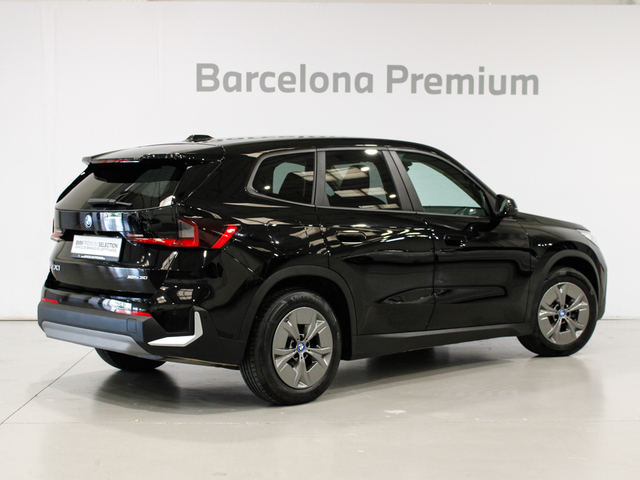 BMW iX1 xDrive30 color Negro. Año 2024. 230KW(313CV). Eléctrico. En concesionario Barcelona Premium -- GRAN VIA de Barcelona