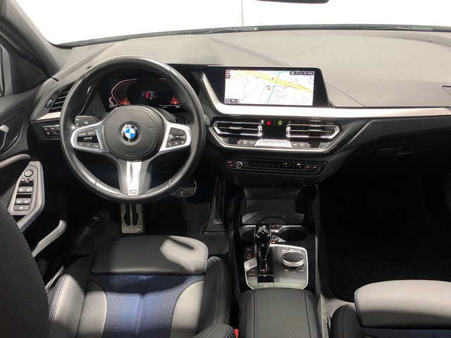 BMW Serie 1 118d color Gris. Año 2023. 110KW(150CV). Diésel. En concesionario Auto Premier, S.A. - MADRID de Madrid