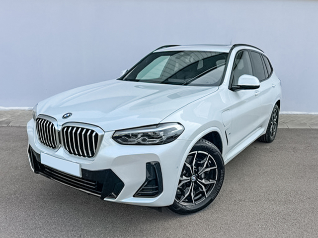 BMW X3 xDrive30e color Blanco. Año 2024. 215KW(292CV). Híbrido Electro/Gasolina. En concesionario Barcelona Premium -- GRAN VIA de Barcelona