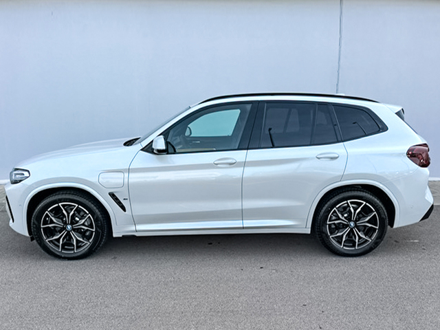 BMW X3 xDrive30e color Blanco. Año 2024. 215KW(292CV). Híbrido Electro/Gasolina. En concesionario Barcelona Premium -- GRAN VIA de Barcelona