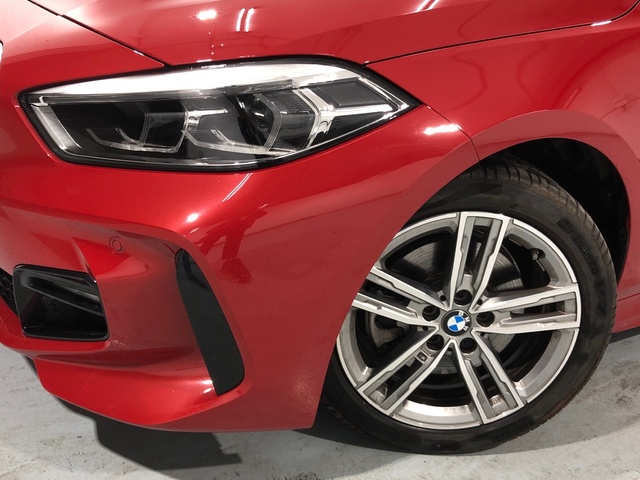 BMW Serie 1 118i color Rojo. Año 2024. 103KW(140CV). Gasolina. En concesionario Auto Premier, S.A. - MADRID de Madrid