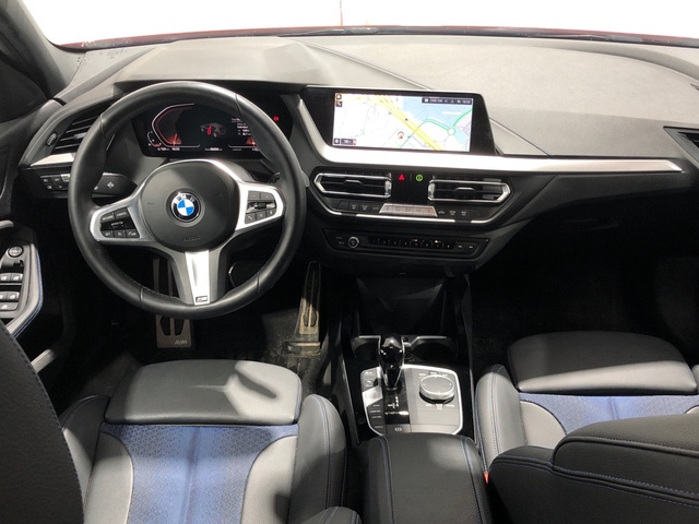 BMW Serie 1 118i color Rojo. Año 2024. 103KW(140CV). Gasolina. En concesionario Auto Premier, S.A. - MADRID de Madrid