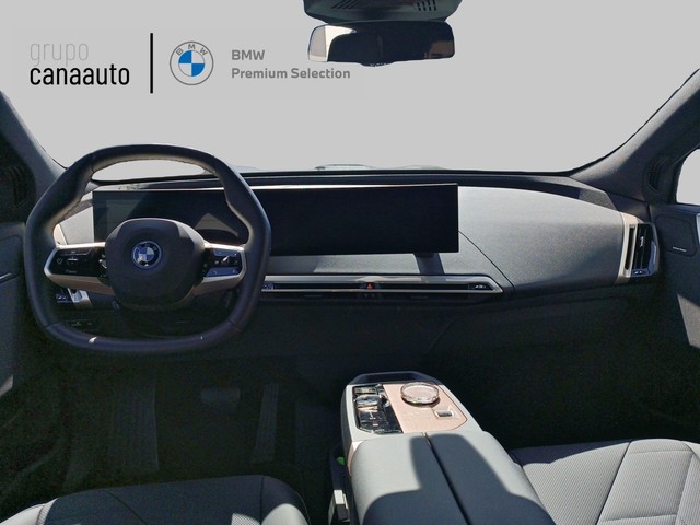BMW iX xDrive40 color Negro. Año 2024. 240KW(326CV). Eléctrico. En concesionario DEMO de Sta. C. Tenerife