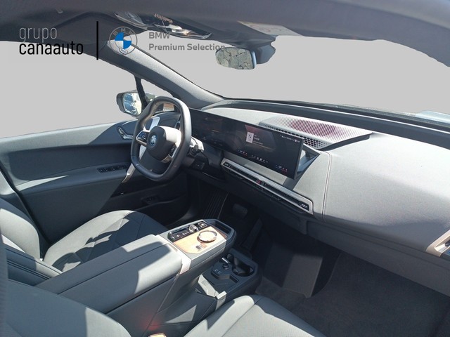 BMW iX xDrive40 color Negro. Año 2024. 240KW(326CV). Eléctrico. En concesionario DEMO de Sta. C. Tenerife
