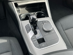 BMW Serie 3 318d color Blanco. Año 2022. 110KW(150CV). Diésel. En concesionario MURCIA PREMIUM S.L. JUAN CARLOS I de Murcia