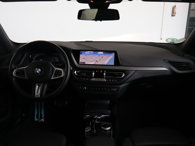 BMW Serie 1 118i color Rojo. Año 2024. 103KW(140CV). Gasolina. En concesionario Pruna Motor de Barcelona